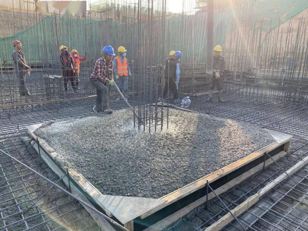 朱雀湖項(xiàng)目迎來關(guān)鍵節(jié)點(diǎn) 首塊筏板澆筑順利完成，基礎(chǔ)設(shè)施建設(shè)穩(wěn)步推進(jìn)