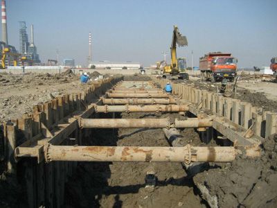 U型鋼板樁在基礎(chǔ)設(shè)施建設(shè)中的應(yīng)用與鴻博建設(shè)的專業(yè)優(yōu)勢