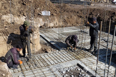 天水秦州區(qū)秦嶺鄉(xiāng) 易地扶貧搬遷項(xiàng)目建設(shè)正酣，基礎(chǔ)設(shè)施建設(shè)筑牢安居根基